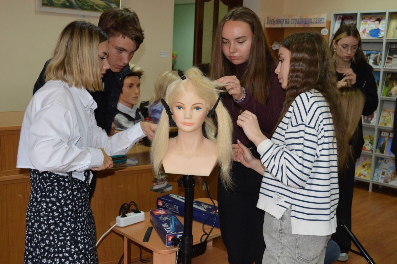 Краснояружские школьники познакомились с профессией парикмахера.