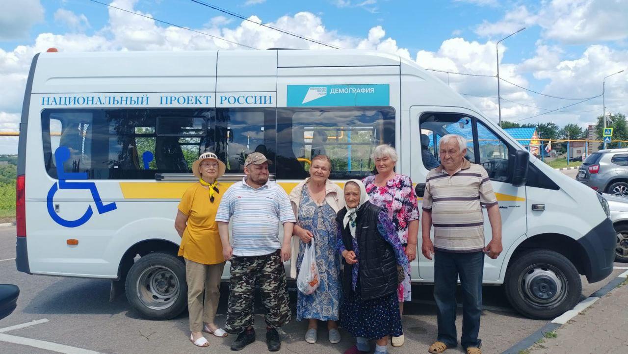 В Краснояружском районе работает услуга по доставке пенсионеров к месту медобследования.