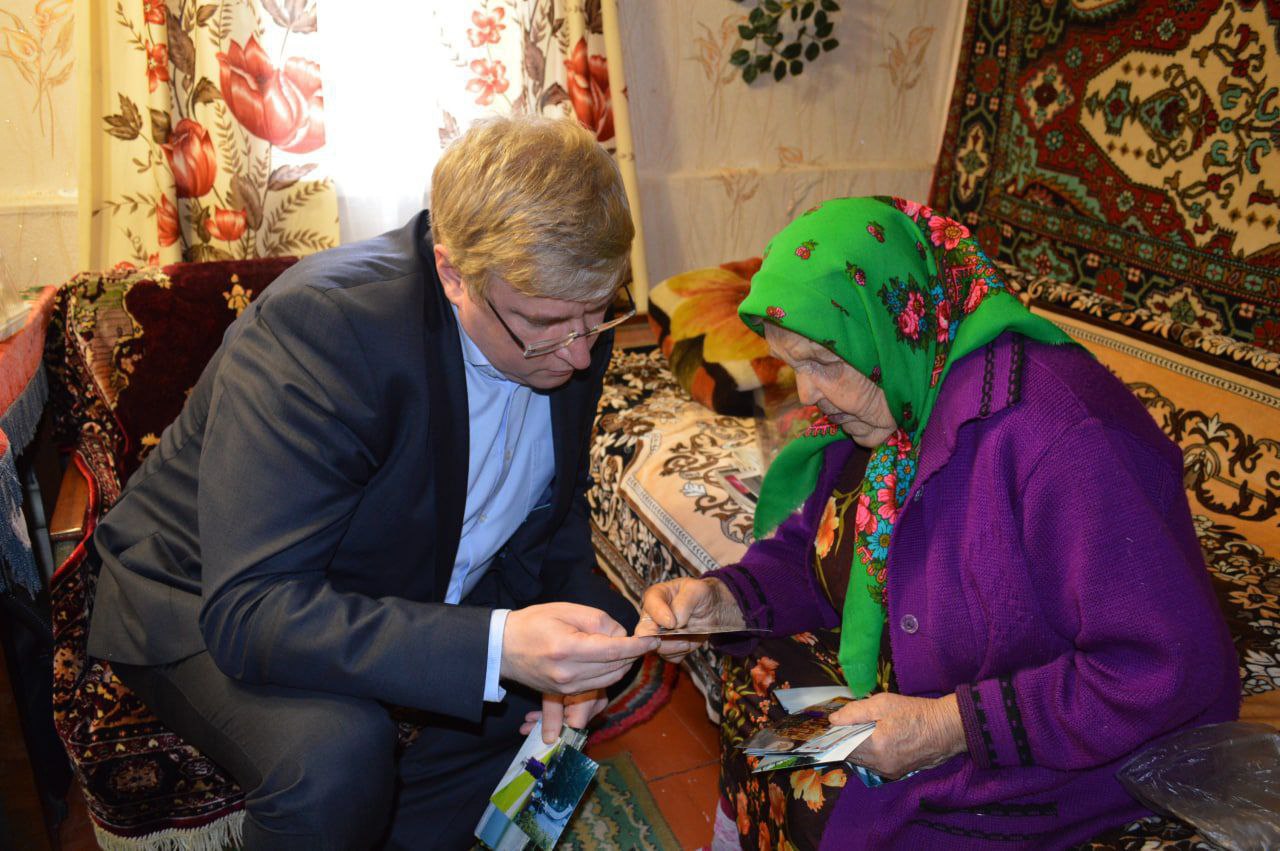 Труженицу тыла из села Репяховка Веру Васильевну Семикопенко поздравили с 90-летием.