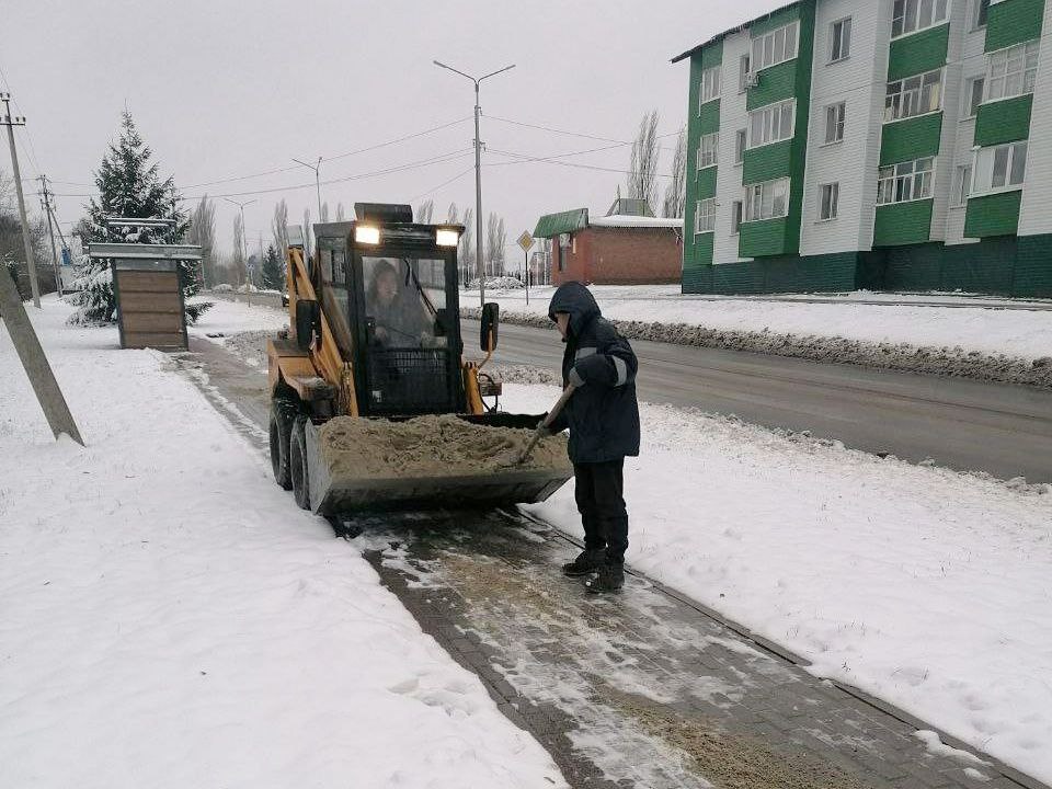 В населенных пунктах Краснояружского района ведутся работы по расчистке дорог и тротуаров от наледи и обработке песко-соляной смесью.