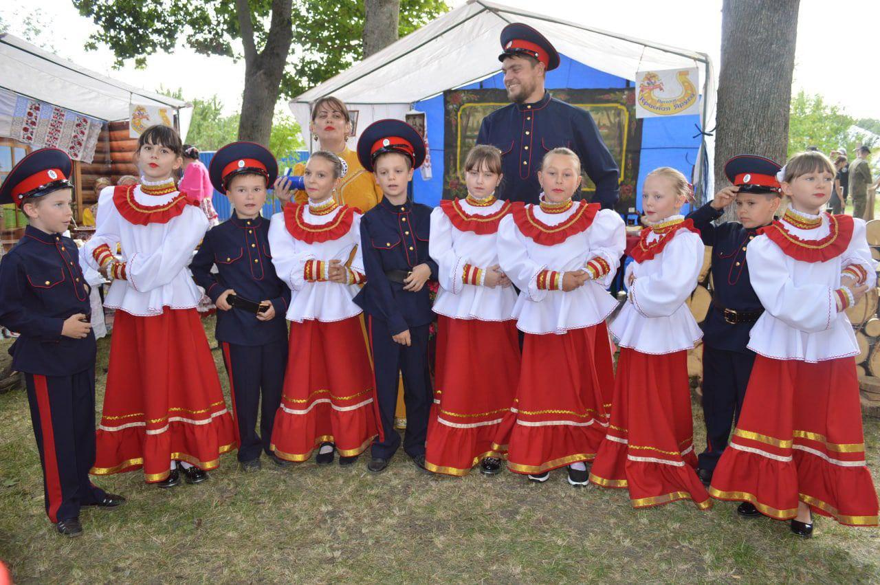 Самый молодой коллектив Краснояружского ЦКР впервые принял участие в областном фестивале.