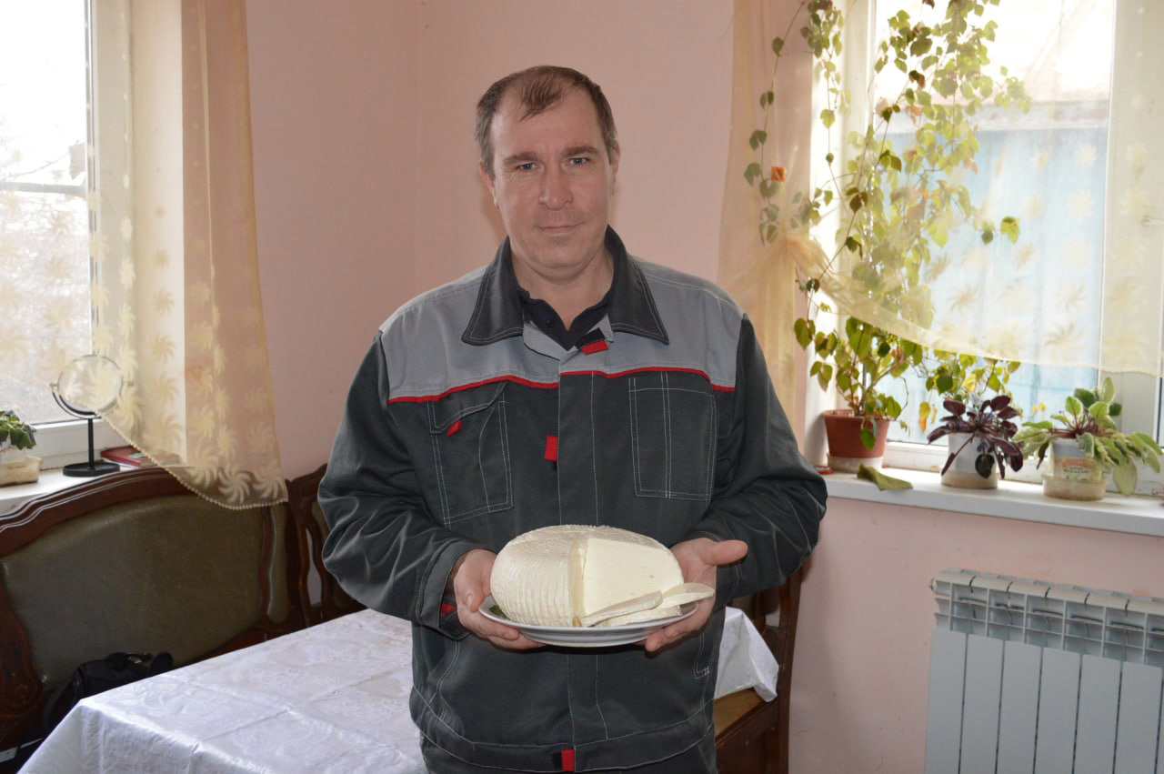 Благодаря соцконтракту житель села Сергиевка начал производить молочную продукцию.