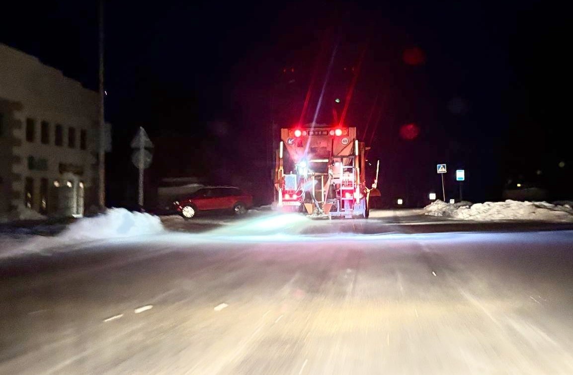 Коммунальные службы с раннего утра занимаются ликвидацией последствий непогоды.