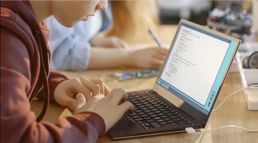 Белгородские школьники этим летом могут пройти обучение на курсах программирования.
