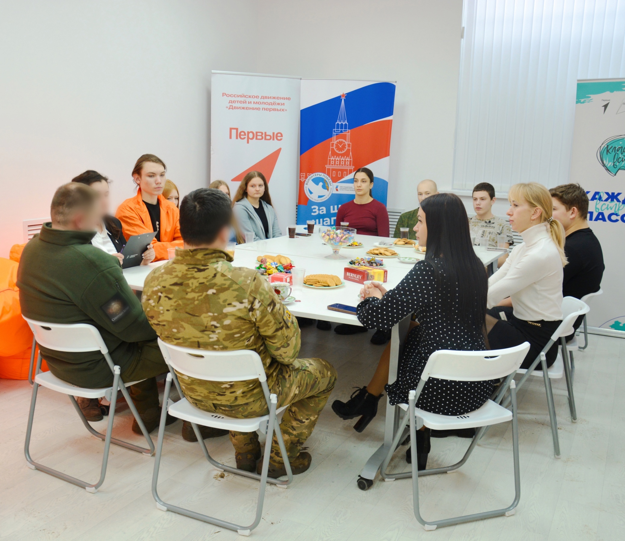 Участники СВО рассказали краснояружской молодежи о важности выполнения воинского долга перед Отечеством и любви к своей стране..