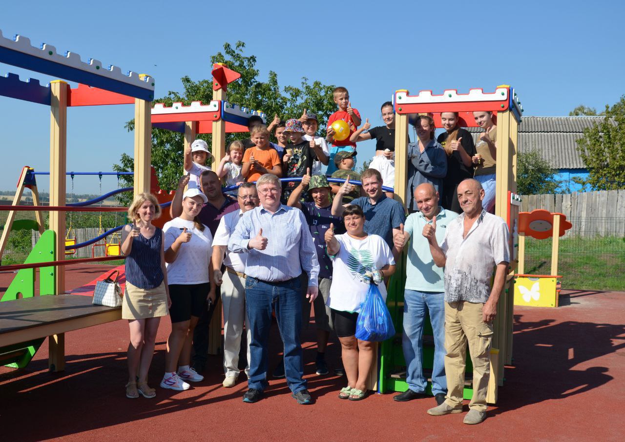 Сегодня торжественно открыли две современные детские игровые площадки в Красной Яруге..