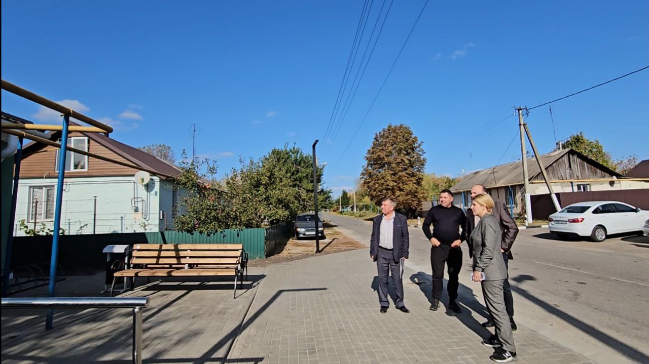 Министр строительства Белгородской области Оксана Козлитина проинспектировала ход ремонтных работ на социальных объектах Краснояружского района.