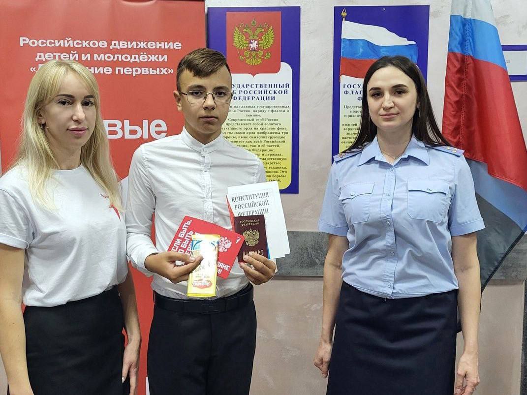 Юные краснояружцы получили паспорта РФ.