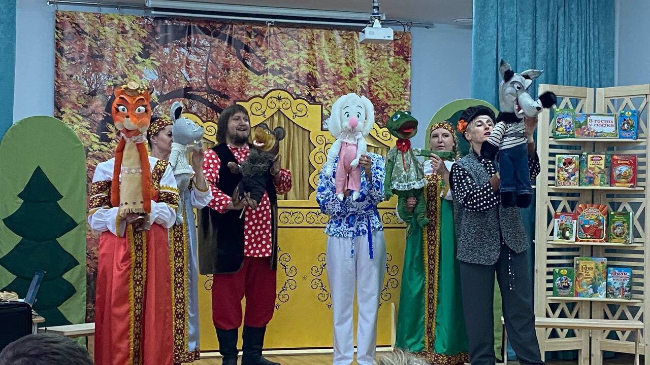 Специалисты районного ЦКР показали премьеру кукольного спектакля «Теремок».