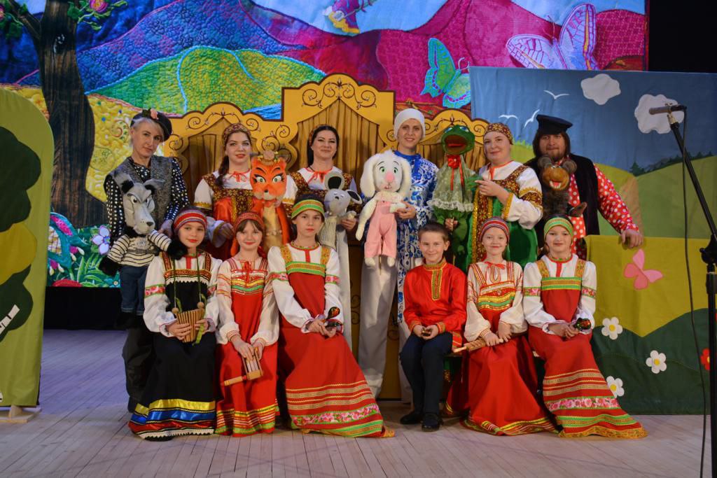 Более 200 юных краснояружцев посмотрели кукольный спектакль «Теремок», подготовленный специалистами районного ЦКР.
