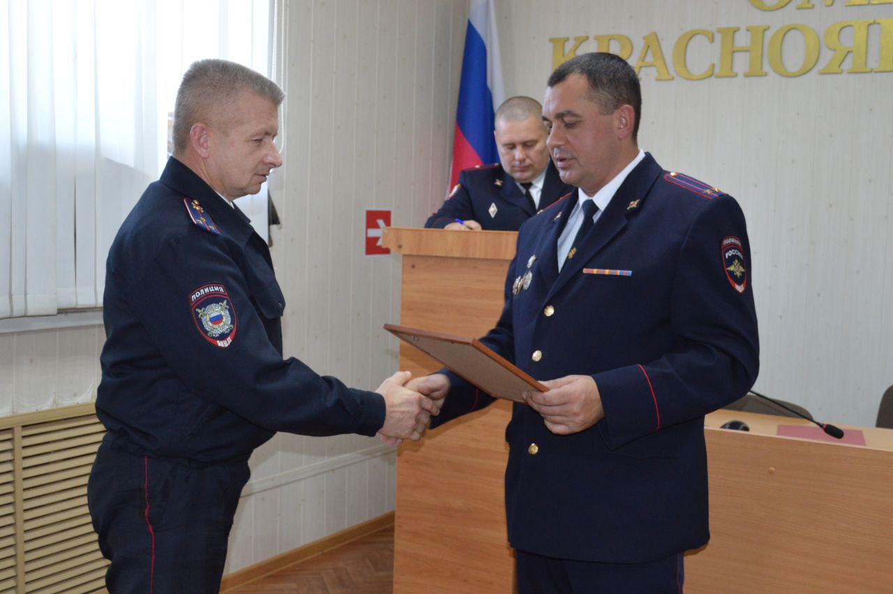 Около 20 краснояружских полицейских получили заслуженные награды к профессиональному празднику.