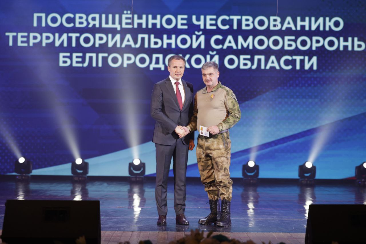 Губернатор Вячеслав Гладков в торжественной обстановке наградил отличившихся бойцов Краснояружского подразделения самообороны.