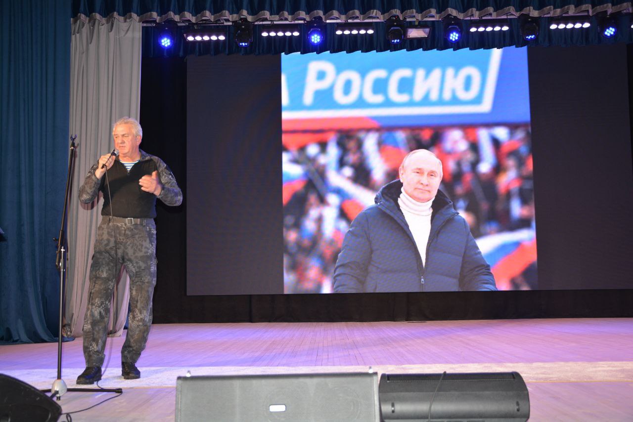 Известный российский автор-исполнитель военных песен, полковник ВДВ Михаил Калинкин сегодня выступил на краснояружской земле.