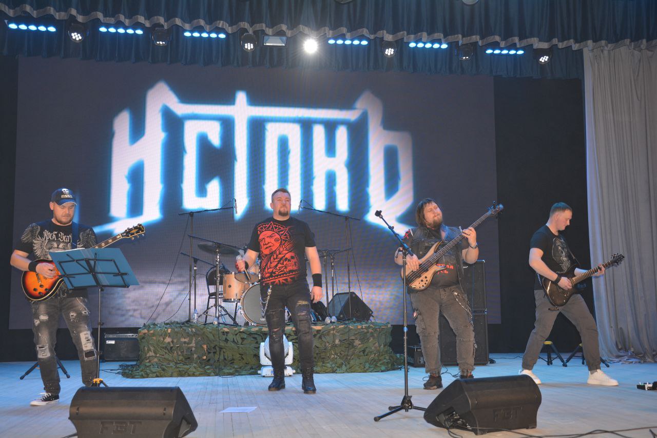 Яркий концерт рок-группы «Исток» собрал сегодня в стенах районного ЦКР поклонников живой музыки.