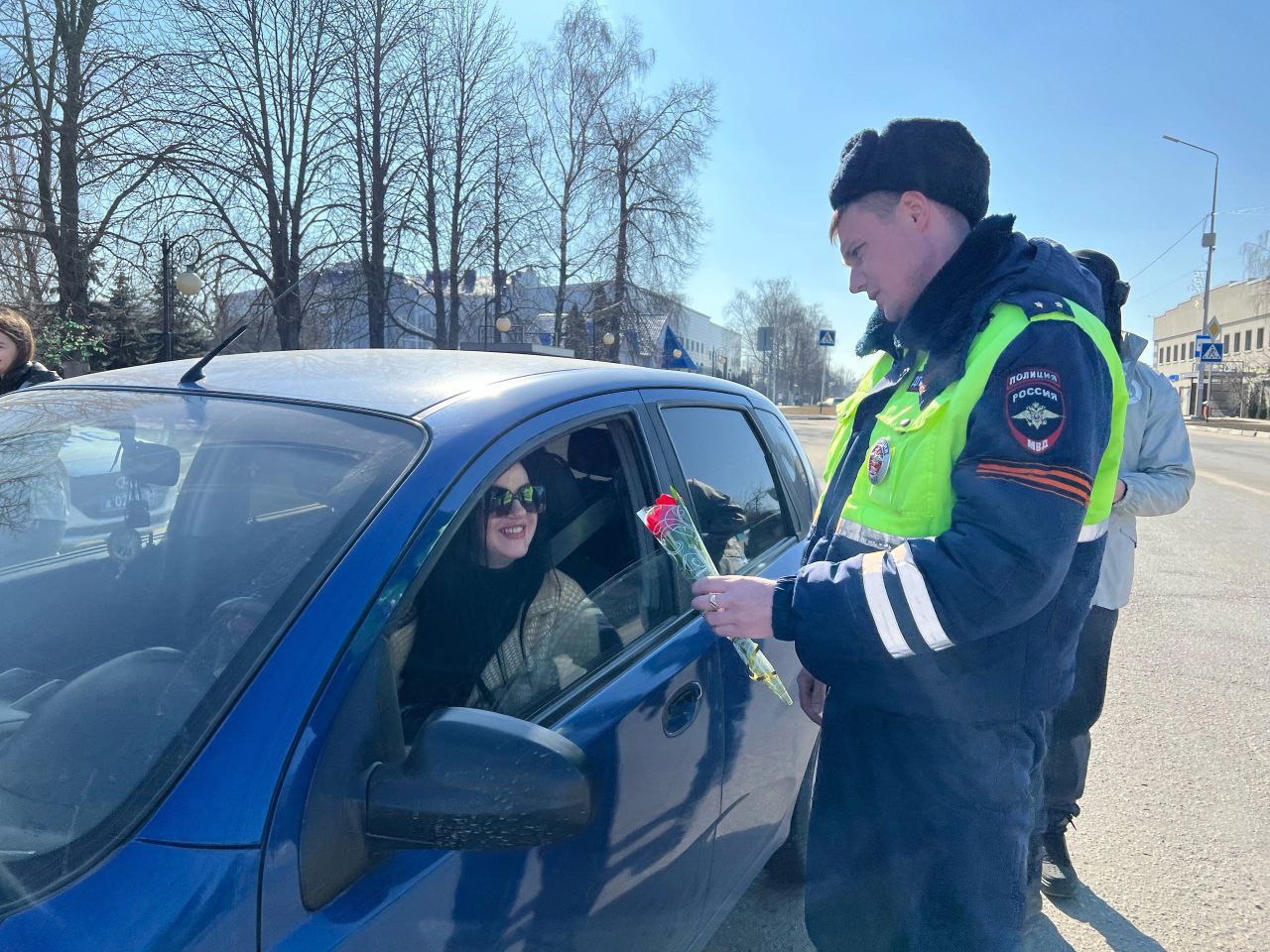 Краснояружские госавтоинспекторы вместе с волонтерами поздравили женщин-водителей с 8 Марта.