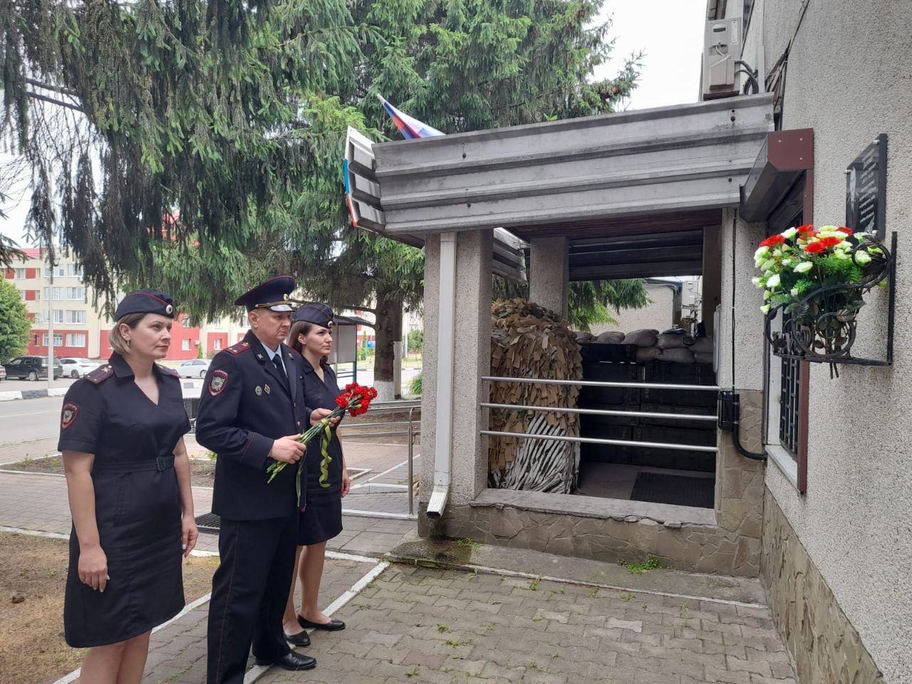 Краснояружские полицейские почтили память погибшего коллеги.