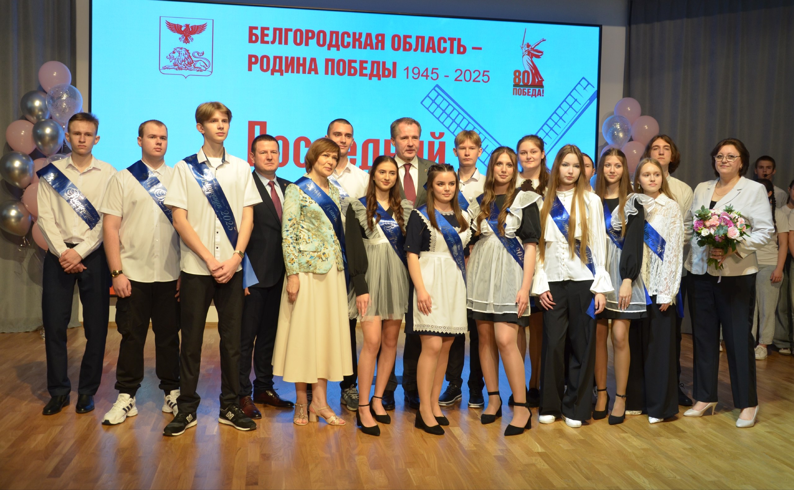 Для краснояружских одиннадцатиклассников прошла  торжественная линейка, посвященная  празднику Последнего звонка.