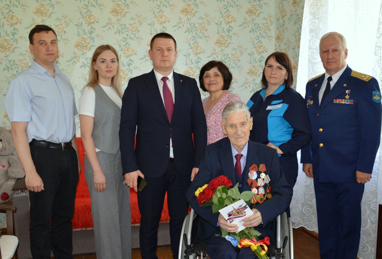 Руководитель муниципалитета Виталий Кутоманов вместе с Героем РФ,  участником Афганской, Первой и Второй чеченских войн Виктором Трофименко навестил участника Великой Отечественной войны Александра Антоновича Носенко.