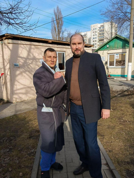 Директор «Белгородэнерго» Антон Герасимов навестил в госпитале коллегу - электромонтера оперативно-выездной бригады Краснояружского РЭС «Белгородэнерго» Станислава Сириченко. Директор «Белгородэнерго» Антон Герасимов навестил в госпитале коллегу - электромонтера оперативно-выездной бригады Краснояружского РЭС «Белгородэнерго» Станислава Сириченко.