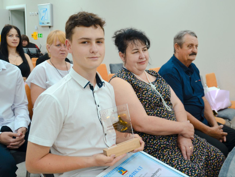 Шесть самых талантливых школьников нашего района удостоены персональных стипендий главы. Шесть самых талантливых школьников нашего района удостоены персональных стипендий главы.