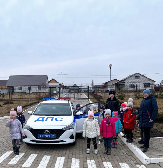 Краснояружские госавтоинспекторы провели для малышей профилактическую беседу по правилам дорожного движения.