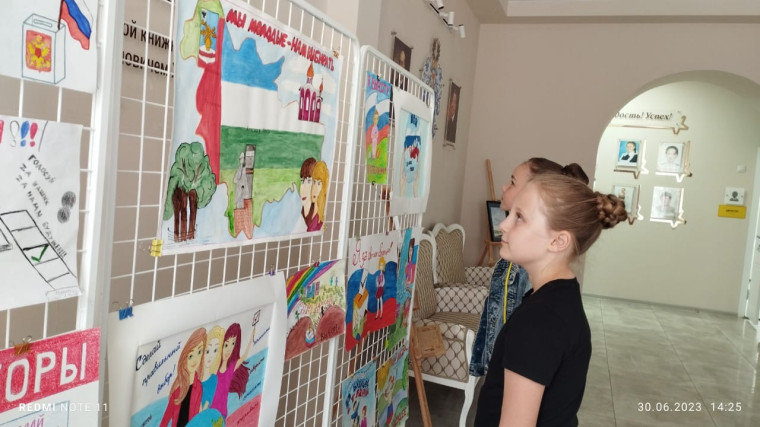 Открылась выставка детских рисунков на тему избирательного права и процесса.