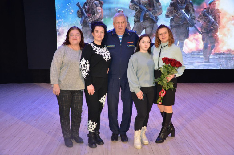 Наш район вновь посетил известный автор-исполнитель военных песен, полковник ВДВ Михаил Калинкин.