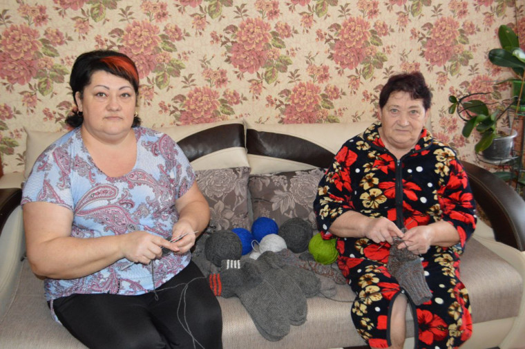 Краснояружские пенсионерки присоединились к всероссийской акции «Тепло для героя».