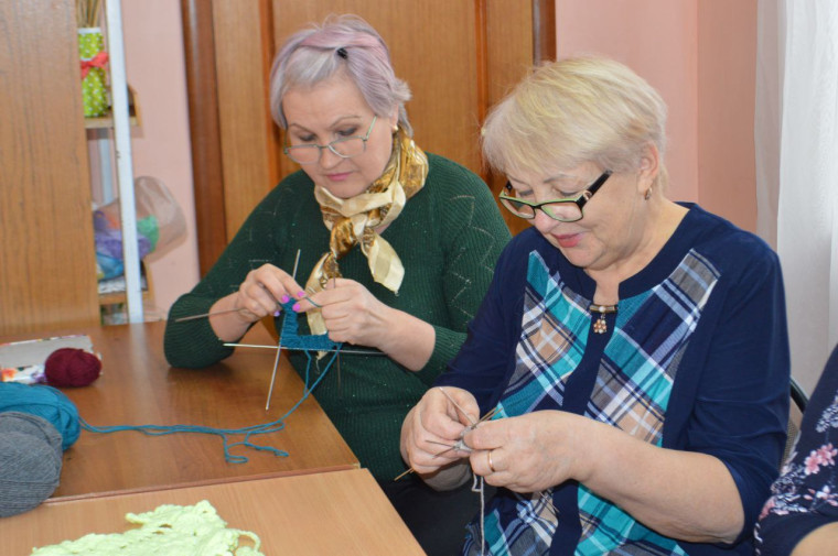 Краснояружские пенсионерки присоединились к всероссийской акции «Тепло для героя».