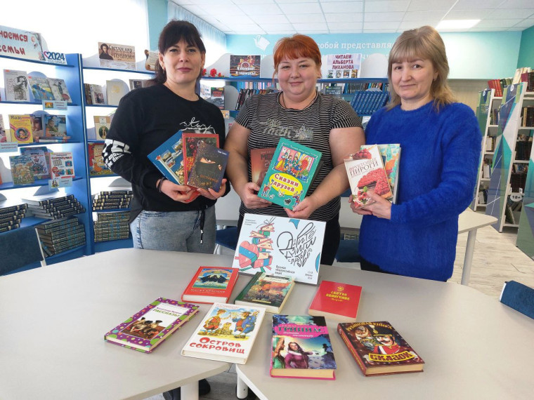 Более 200 изданий было передано в районную центральную библиотеку в рамках общероссийской акции «Дарите книги с любовью».