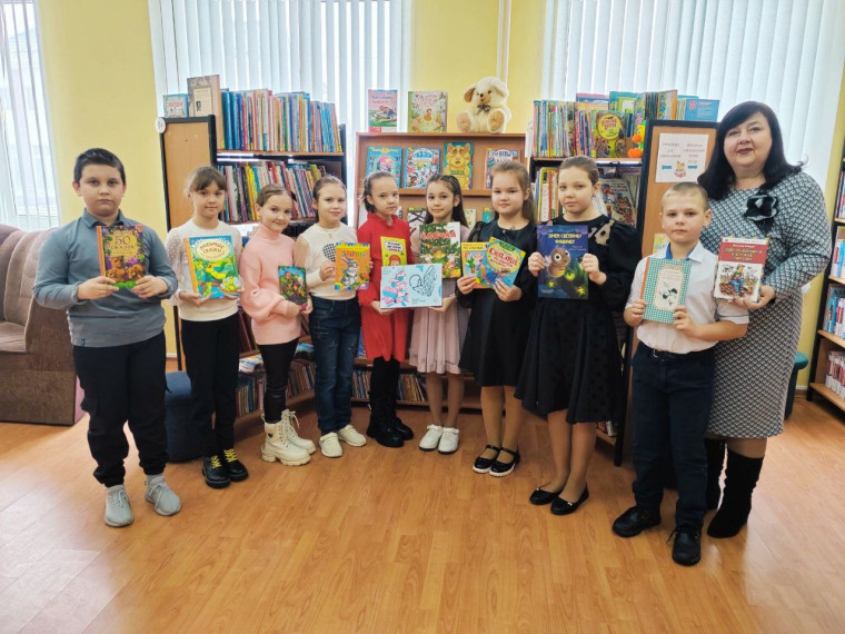 Более 200 изданий было передано в районную центральную библиотеку в рамках общероссийской акции «Дарите книги с любовью».