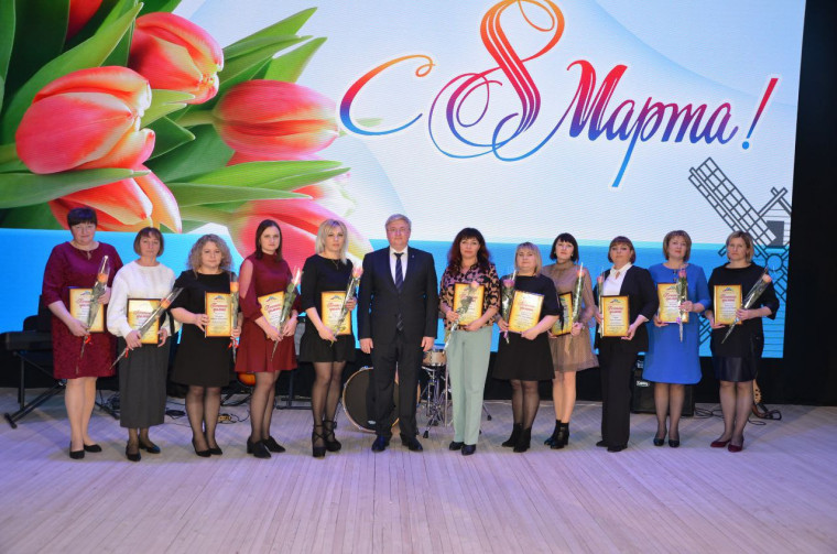 Жительниц Краснояружского района поздравили с 8 Марта.