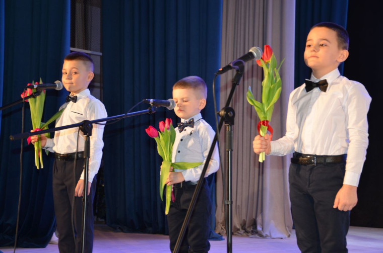 Жительниц Краснояружского района поздравили с 8 Марта.