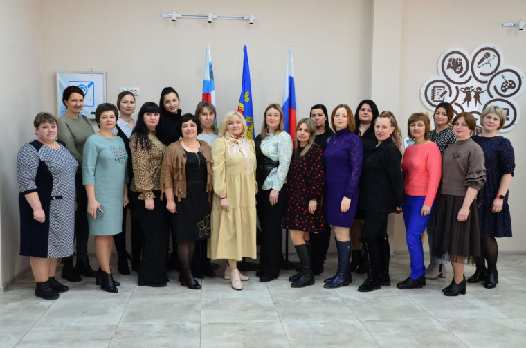 Гендиректор АНО «Многодетные семьи Белогорья» Алёна Гредюшкова встретилась с многодетными жительницами нашего района.