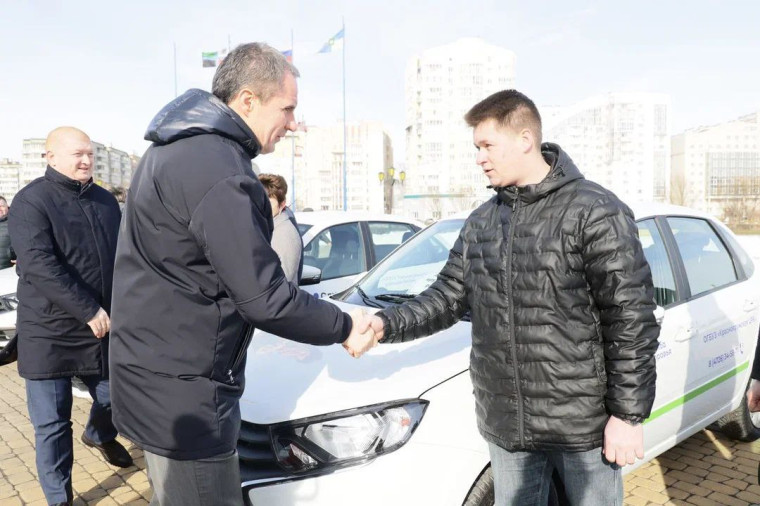 Автопарк Краснояружской ЦРБ пополнился новым легковым автомобилем.