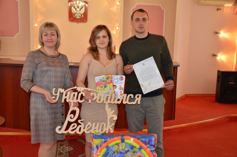 Сегодня в районном отделе ЗАГС зарегистрировали рождение первенца в молодой краснояружской семье Диденко..