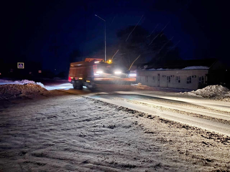 Коммунальные службы с раннего утра занимаются ликвидацией последствий непогоды.