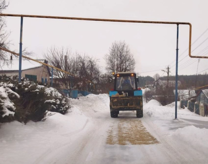 Коммунальные службы с раннего утра занимаются ликвидацией последствий непогоды.