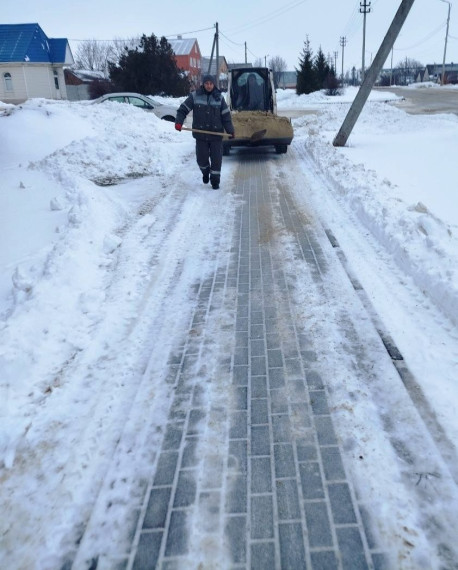 Коммунальные службы с раннего утра занимаются ликвидацией последствий непогоды.